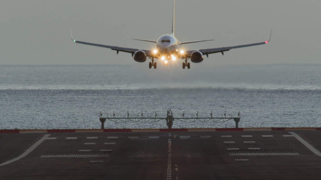 aterrizaje del avión en el aeropuerto