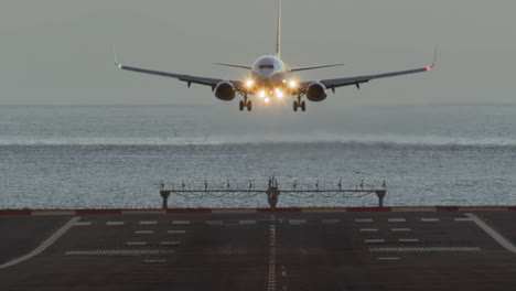 Flugzeug-Landet-Auf-Dem-Flughafen