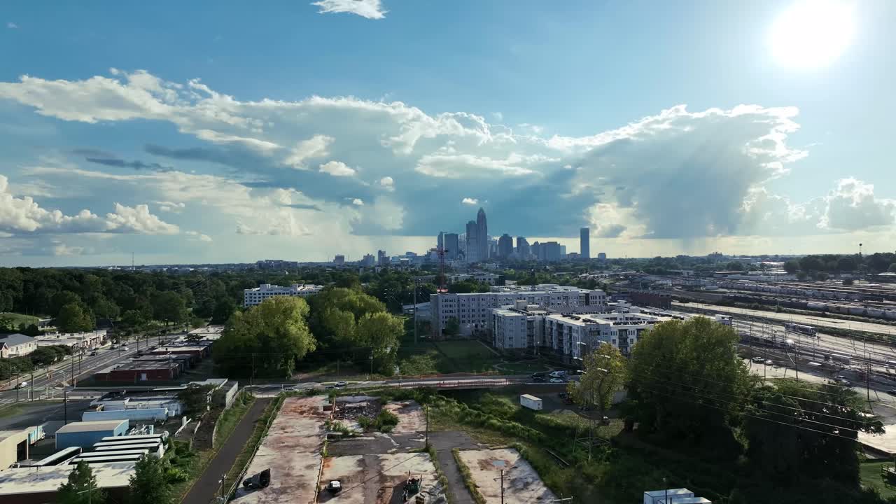 먼 거리에서 샬럿 스카이라인의 드론 샷