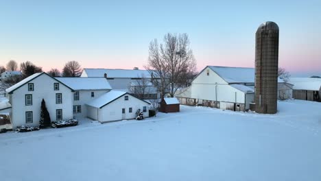 un día de invierno nevado en una granja estadounidense por la mañana