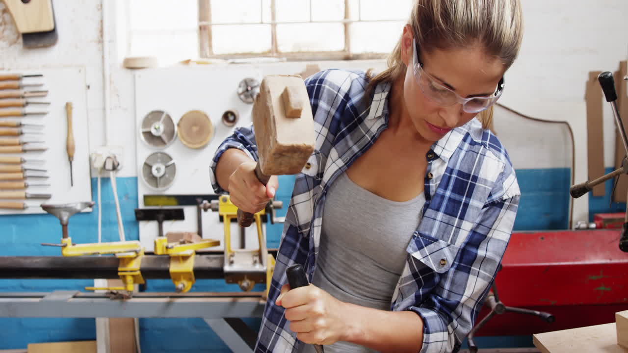 hermoso carpintero trabajando en una tabla de madera