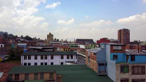 Toma-Aérea-Ascendente-De-Establecimiento-Del-Centro-De-Bogotá,-Colombia