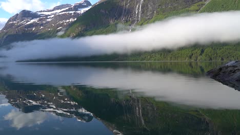 Lapso-De-Tiempo-De-Las-Nubes-Bailando-Sobre-El-Lago-En-Calma