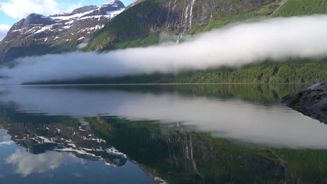 lapso de tiempo de las nubes bailando sobre el lago en calma