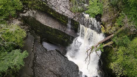 Cámara-Lenta-En-Cascada-Breacon-Balizas-Idílico-Aéreo-Bosque-Cascadas-Bridseye-órbita-Izquierda