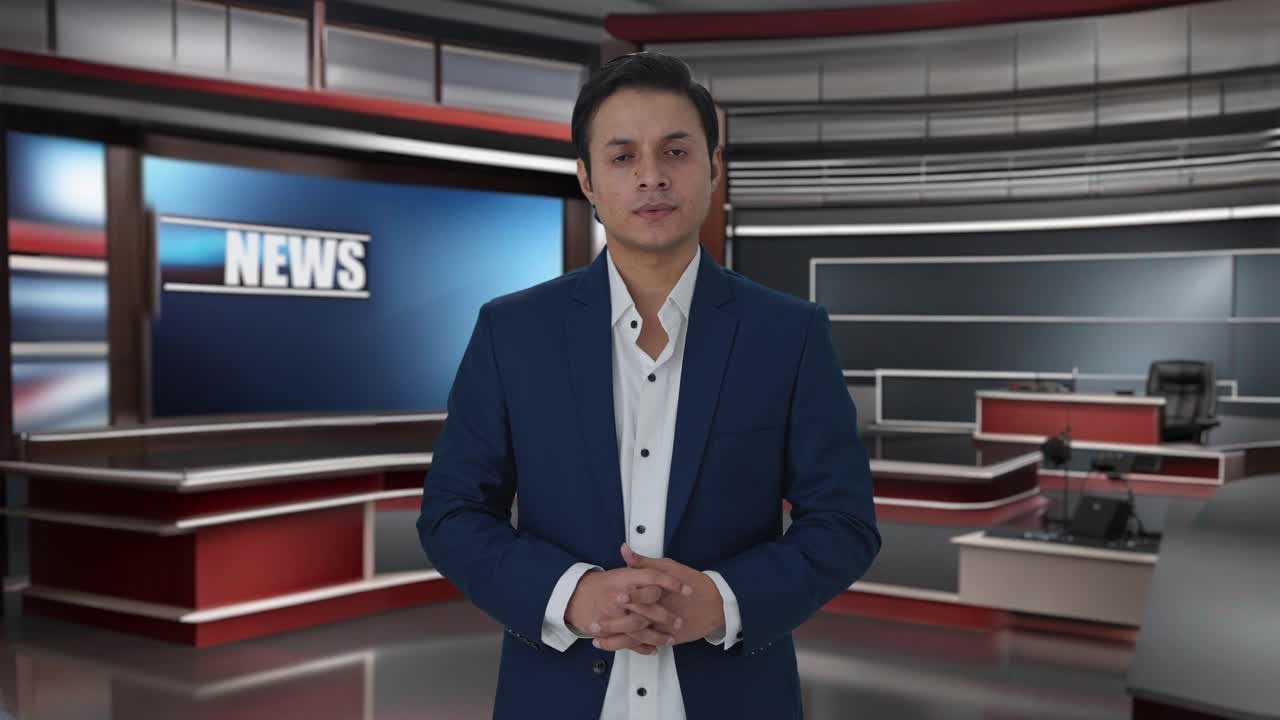 카메라를 바라보는 인도 기자