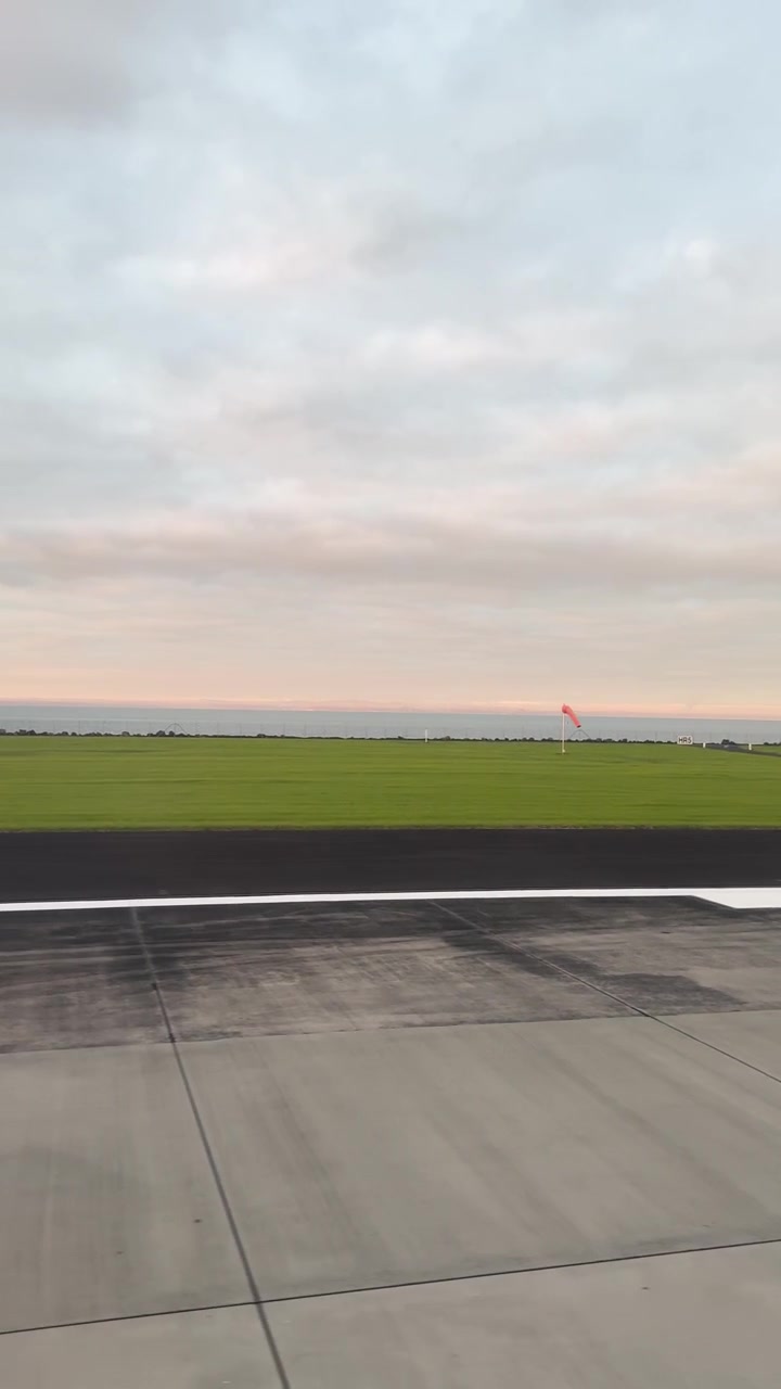 Sebuah urutan yang menunjukkan pesawat berakselerasi di landasan pacu Bandara Auckland pada hari yang berawan