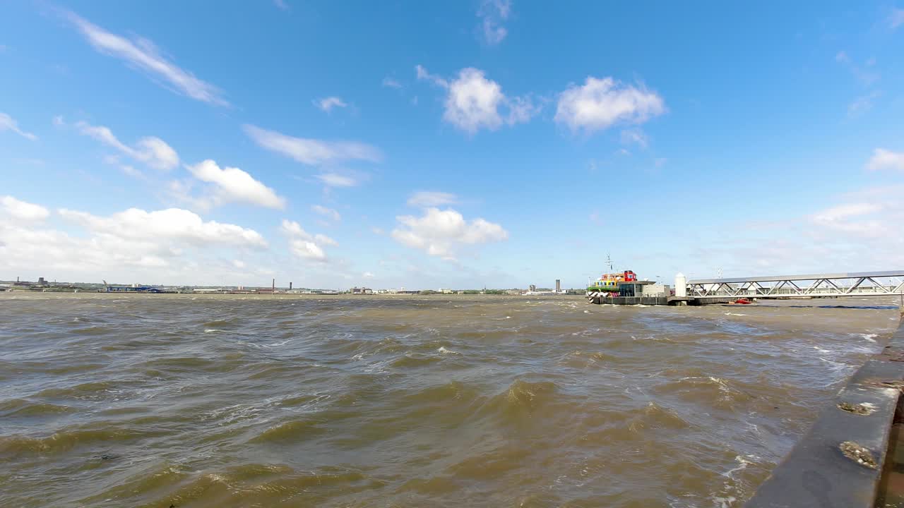 nubes de lapso de tiempo que proyectan sombras sobre el río mersey icónico barco de ferry de campanilla de invierno muelle frente al mar de liverpool