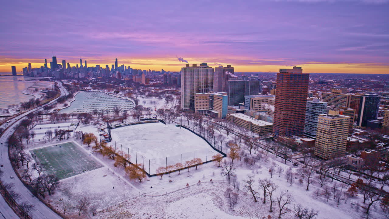 Ripresa cinematografica con drone che rivela il Loop del centro di Chicago all'alba in inverno.
