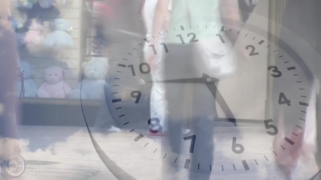 Lapso de tiempo de gente caminando en una calle concurrida con una superposición de reloj.
