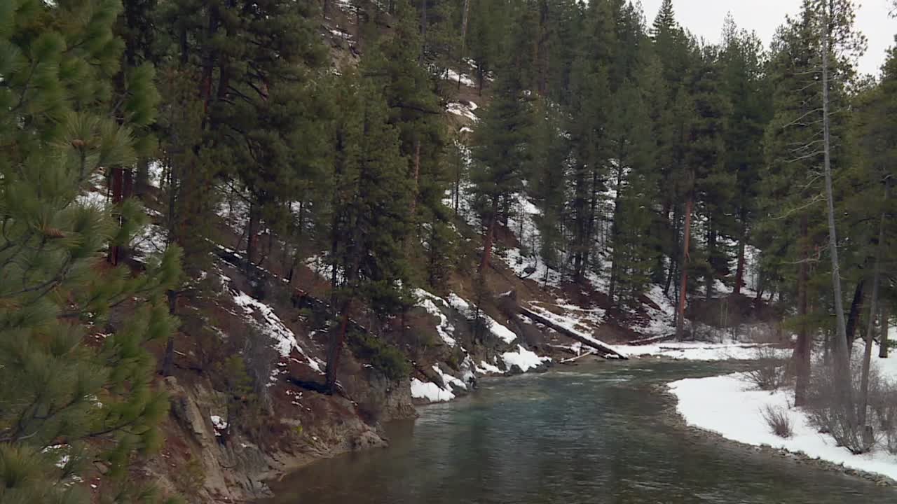 río de montaña que fluye en el bosque nacional de boise en invierno en boise, idaho