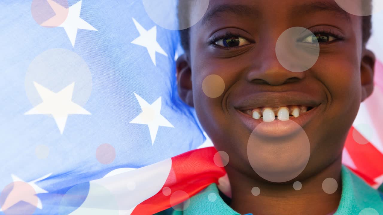 미국  ⁇ 발을 들고 있는 아프리카계 미국인 소년 위에 움직이는  ⁇ 색 원의 애니메이션