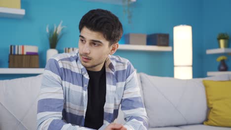 un joven frustrado, deprimido y estresado en casa.