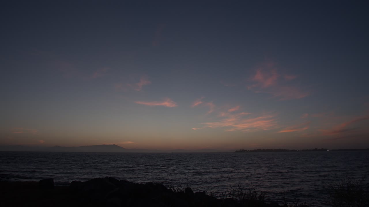 버클리 정박지에서 구름과 물과 함께 샌프란시스코 베이 일몰 저속 촬영