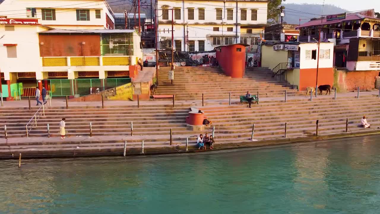 la orilla del río sagrado ganges llena de templos religiosos al atardecer se toma un video aéreo en rishikesh uttrakhand india el 15 de marzo de 2022
