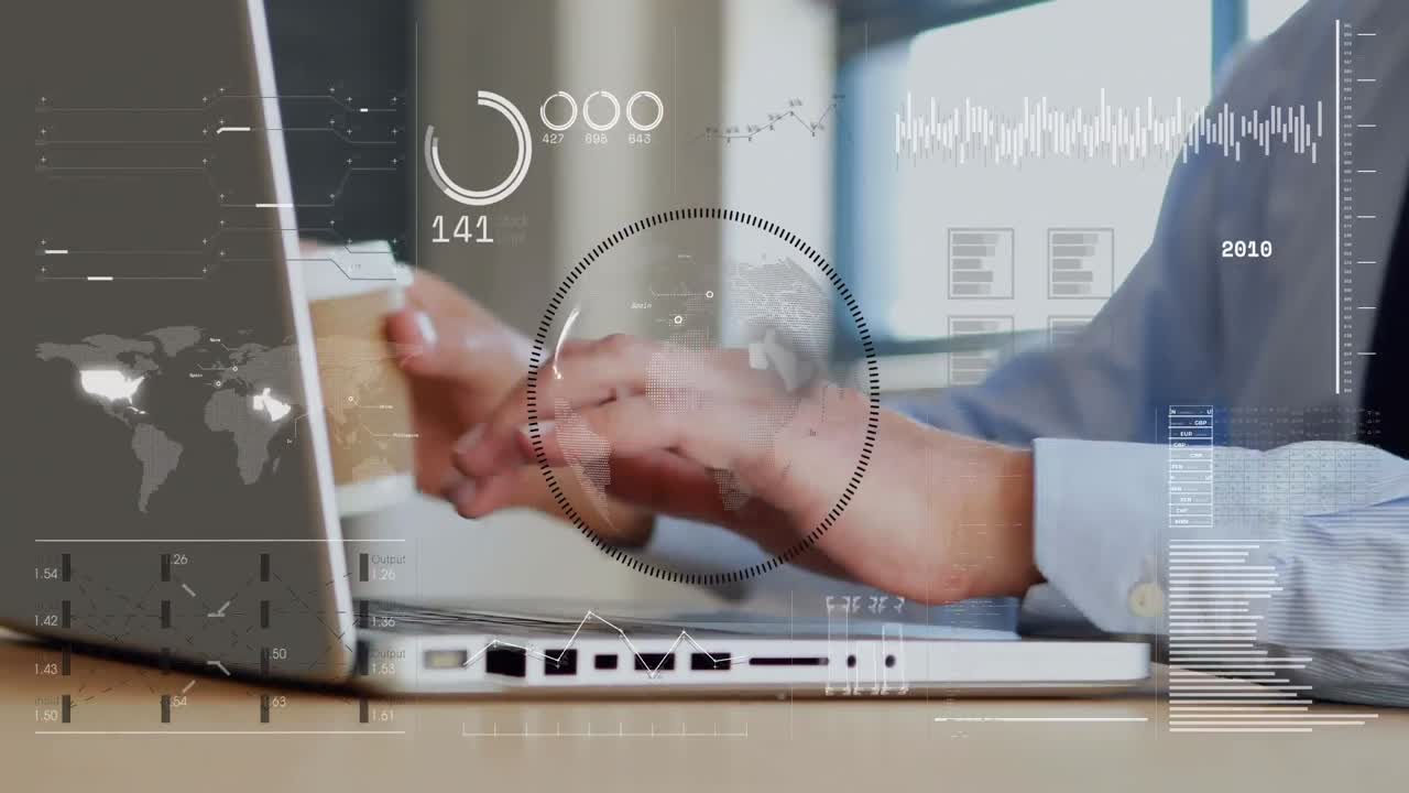 animación del procesamiento de datos sobre un hombre caucásico usando una computadora portátil