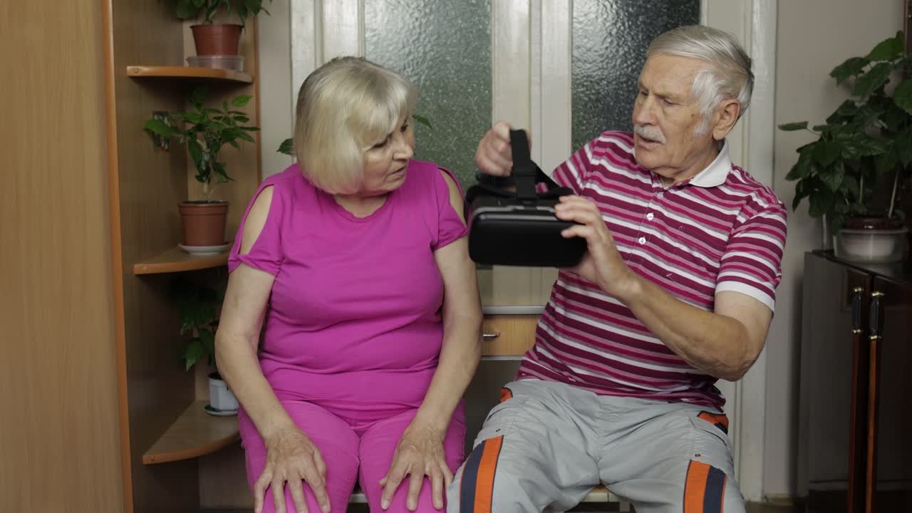 vr 헤드 헬을 착용한 할아버지와 할머니가 가상 현실 3d 360 비디오를 보며 게임을 합니다.