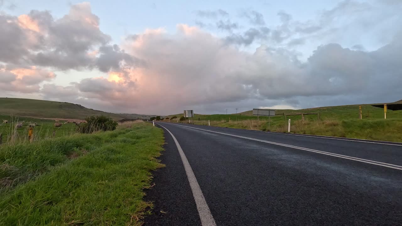 해가 지고 구름이 있는 경치 좋은 도로