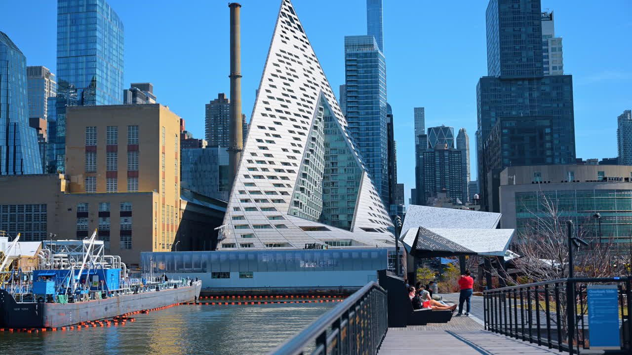 New York, USA, 15 aprile 2026: Edificio VIA 57 West sul lungomare del fiume Hudson. Edificio residenziale VIA 57 West vicino al lungomare del fiume Hudson con il moderno skyline di Manhattan sullo sfondo.