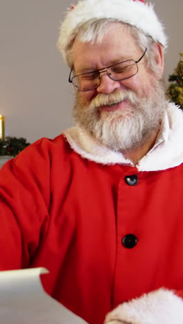santa claus leyendo una lista