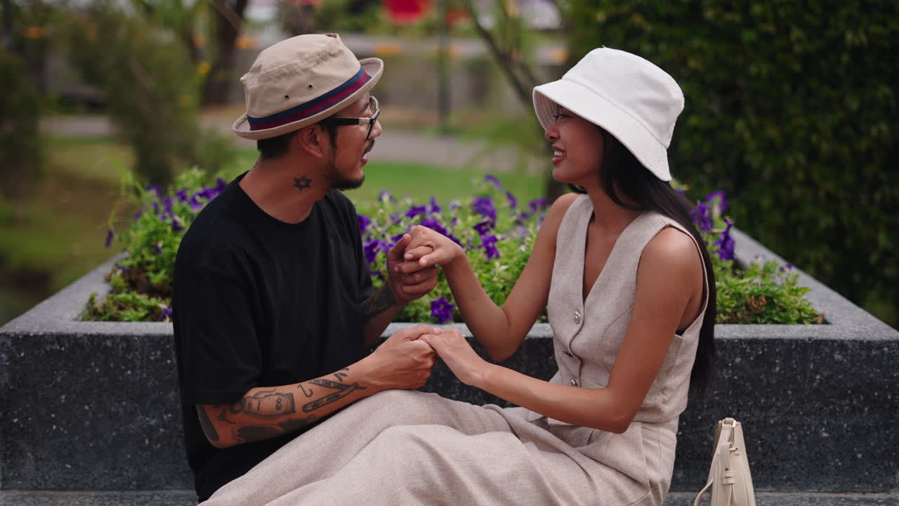 Pasangan menikmati momen di taman
