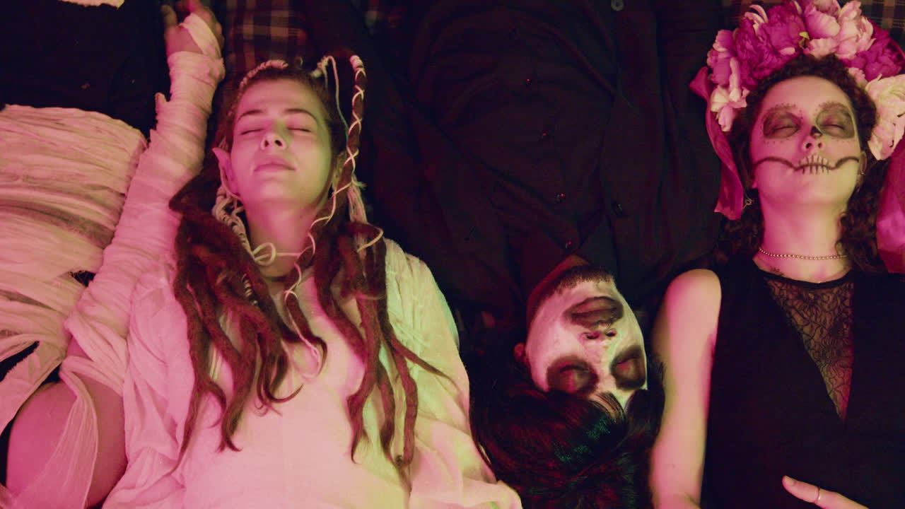 amigos en una fiesta de halloween