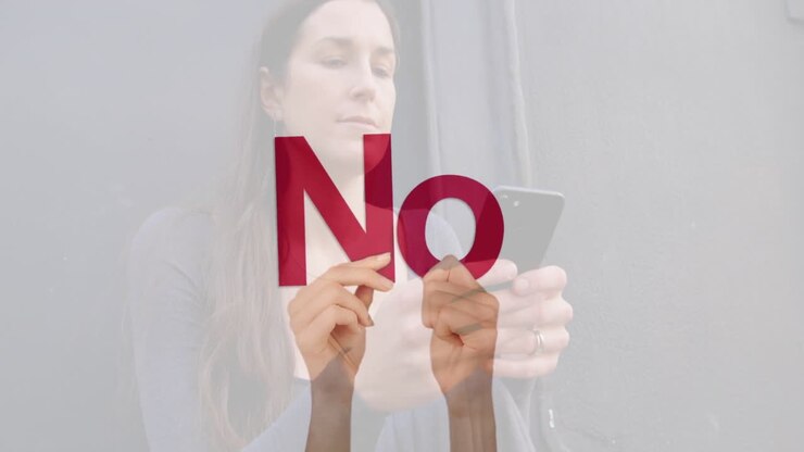 Donna che usa uno smartphone, con grande sovrapposizione di testo rosso "No" in animazione.
