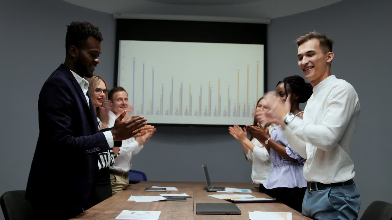 conclusión transacciones multiétnicas mutuamente beneficiosas entre afroamericanos y europeos transferencia de propiedad en la sala de conferencias la junta directiva reunión de negocios