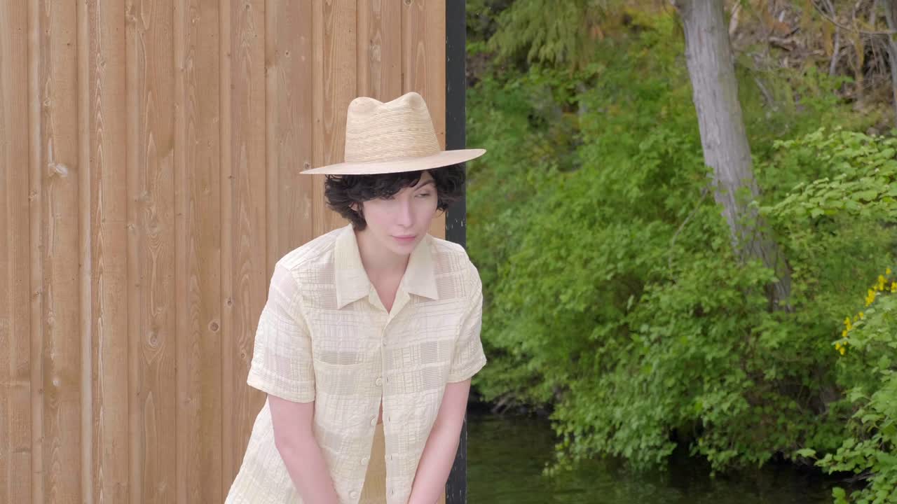 촬영을 위해 포즈를 취하는 전문 백인 여성 모델. 초상화