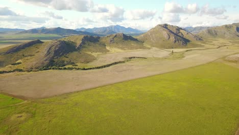 exuberantes colinas verdes y campo cerca de la ciudad rural en buenos aires, argentina