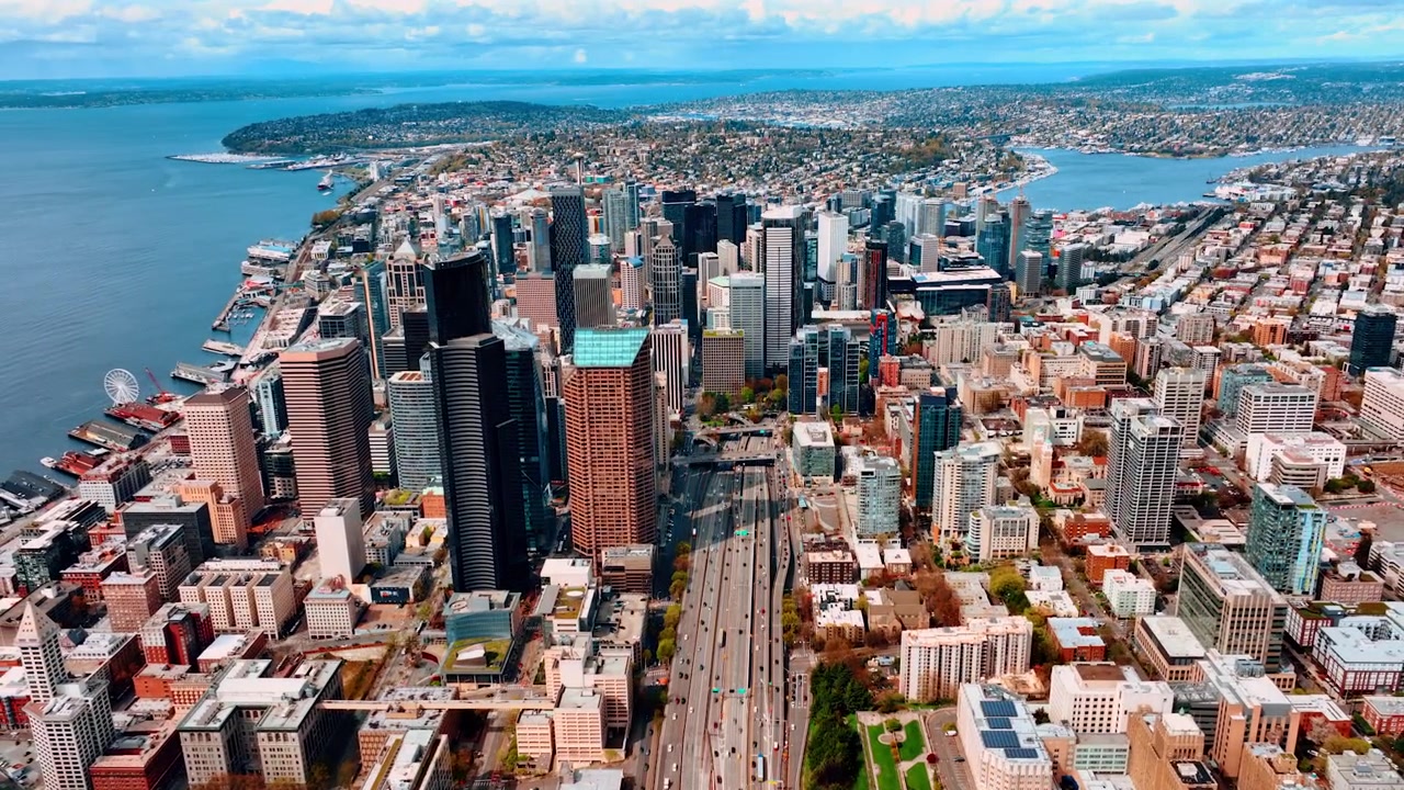 Vaste paysage urbain de Seattle, Washington, États-Unis. Images de drone au-dessus des larges autoroutes avec une circulation dense.