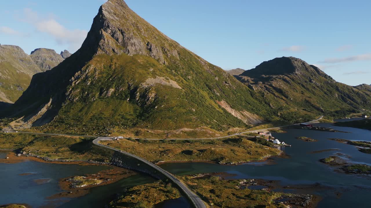 movimiento giratorio desde el puente de la carretera fredvang lofoten hacia el pico de la montaña cubierto de hierba verde en las islas lofoten noruega en el norte de europa