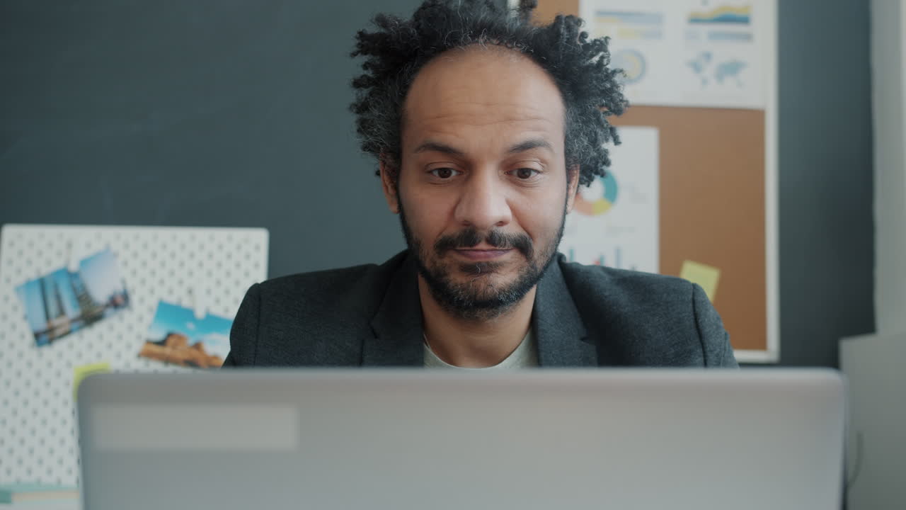 Hombre que trabaja en la computadora portátil en la oficina