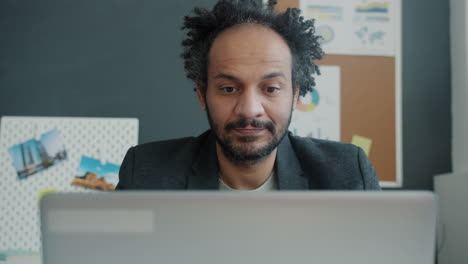 hombre trabajando en una computadora portátil en la oficina