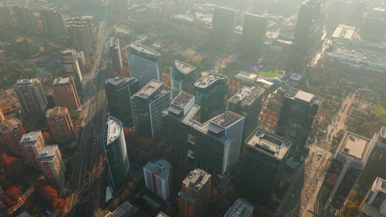 Vista aérea mostrando edifícios modernos em Nueva Las Condes, o distrito financeiro de Santiago, Chile, com uma leve névoa.