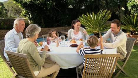 Familie-Beim-Abendessen-Im-Garten