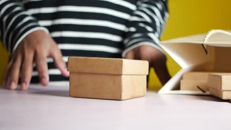 los hombres recogen a mano una caja de regalos de una mesa