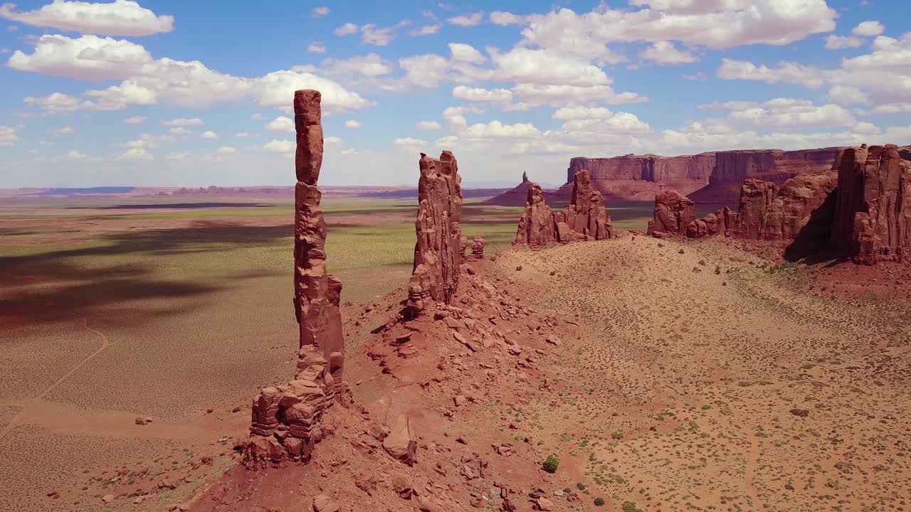 모뉴먼트 밸리 유타 2의 첨탑과 암석 위의 아름다운 영감을 주는 공중