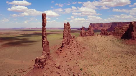 Wunderschöne-Inspirierende-Luft-über-Spitzen-Und-Felsformationen-Im-Monument-Valley-Utah-2