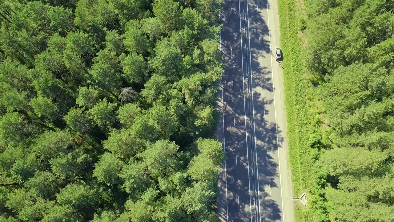 aerial volando sobre la autopista que pasa coches y camiones en el bosque alsocar está estacionado en el lado de la carretera
