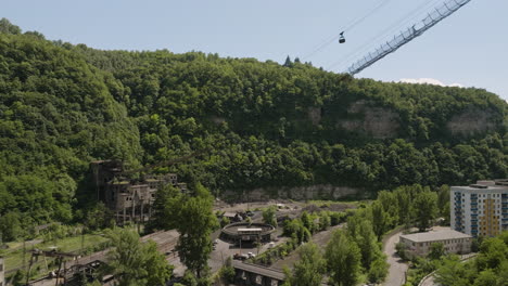 teleférico sobre planta minera abandonada en la ciudad de chiatura, georgia