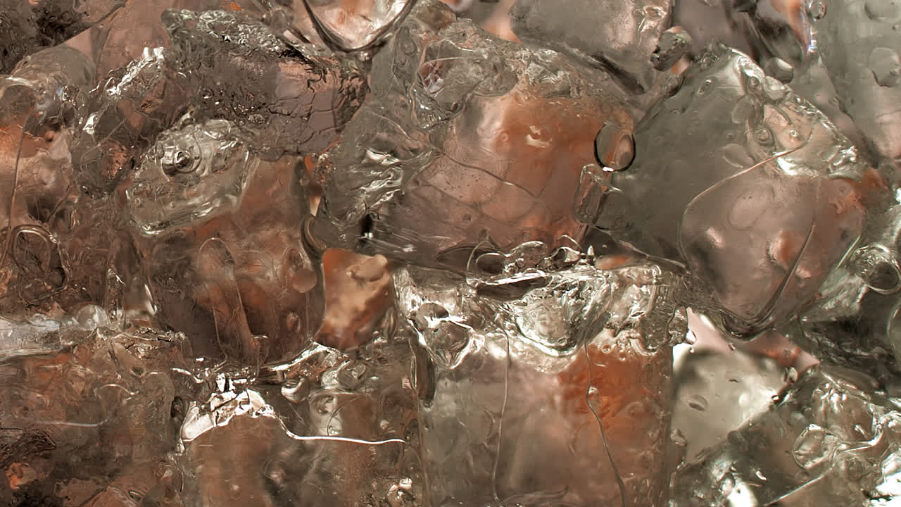 вкусная жидкость стекает в бокал для коктейля в замедленном режиме 1000+ кадров в секунду-3