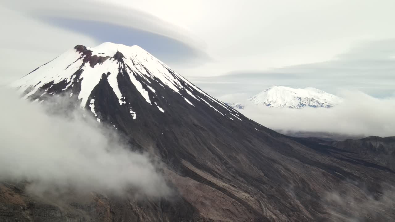 la niebla está pasando el cono volcánico del monte ngauruhoe, parque nacional tongariro en nueva zelanda