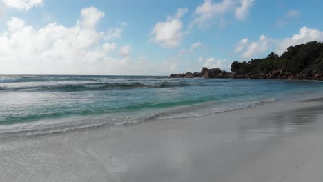 Vista-Aérea-De-Las-Playas-Blancas-Y-Aguas-Turquesas-En-Anse-Coco,-Petit-Anse-Y-Grand-Anse-En-La-Digue,-Una-Isla-De-Las-Seychelles