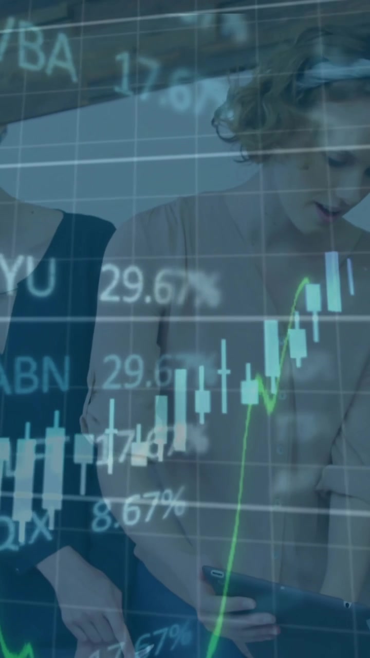 Animazione di elaborazione dati finanziari su colleghi diversi che tengono una riunione in ufficio