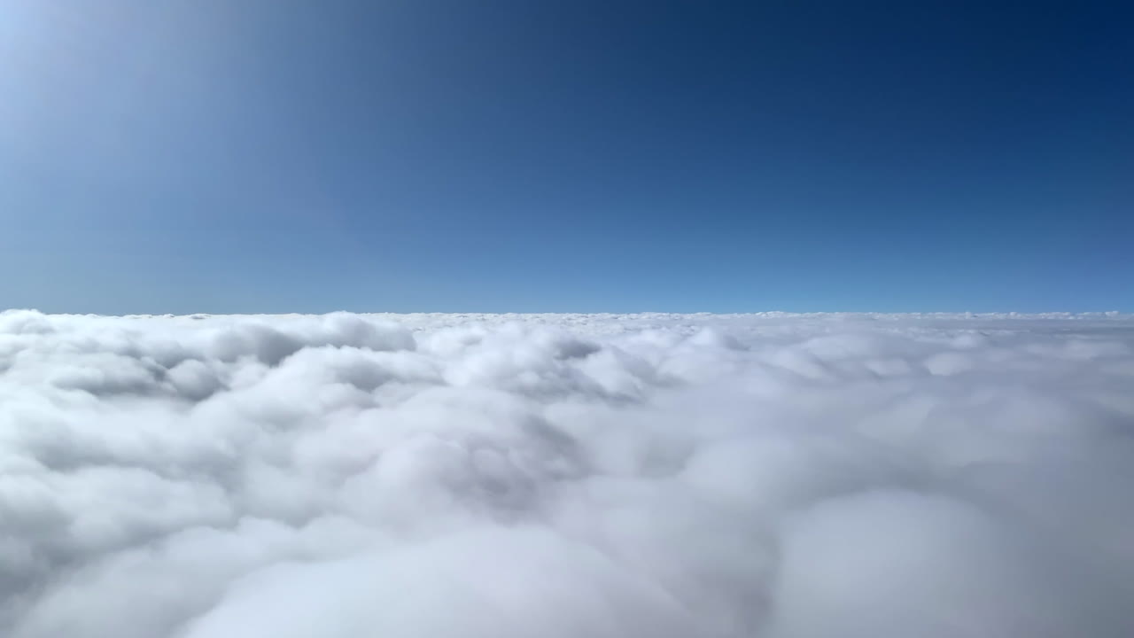 구름 위 를 날아다니는 조종사 의  에서 볼 수 있는 모습