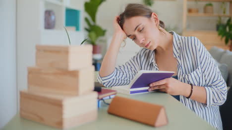 estudiante triste, cansado y sobrecargado de trabajo que aprende en casa