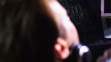 dj hombre usando la consola de mezcla de sonido en un concierto en un club nocturno 4k