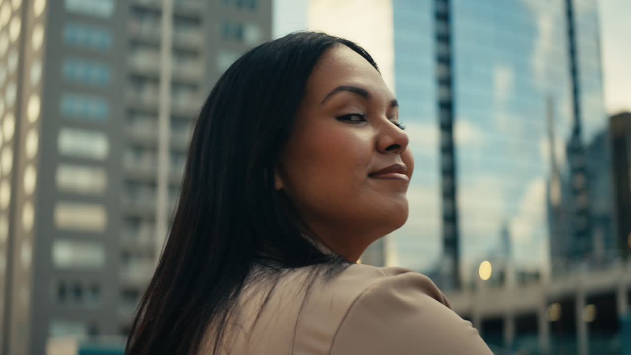 mujer de negocios en la ciudad