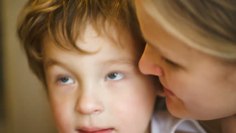 familia amorosa de hijo y madre besándose